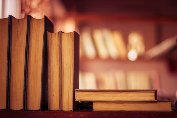 Eski kitaplar kütüphane rafta.