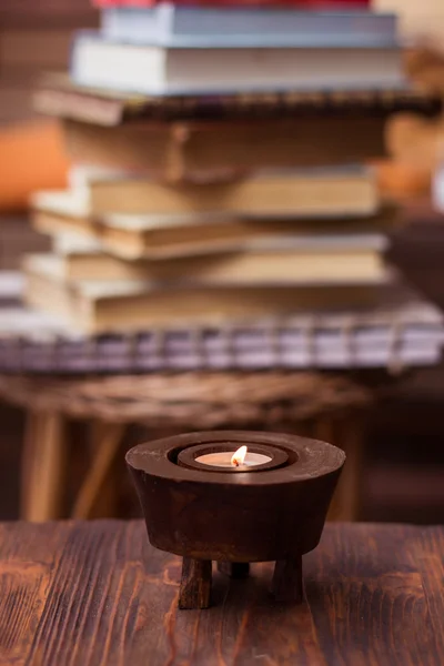 バック グラウンドで本の木製のテーブルの上のキャンドルします。 — ストック写真