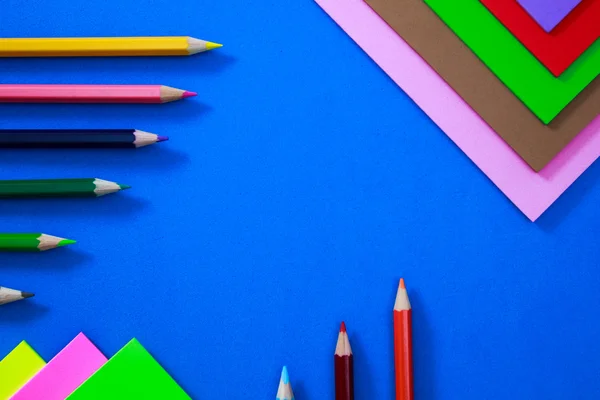 Çeşitli renklerde renk kalemler