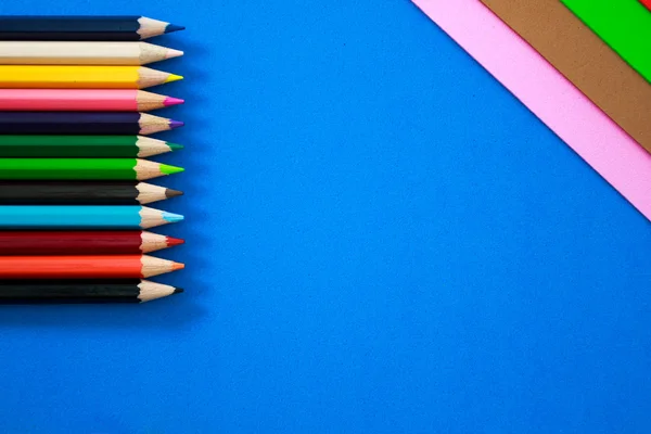 Çeşitli renklerde renk kalemler