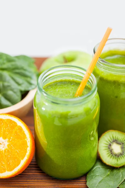 Karışık smoothie ile bileşenlerin seçici odak kare resmi