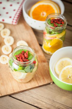 Kavanoza kesilerek taze meyve