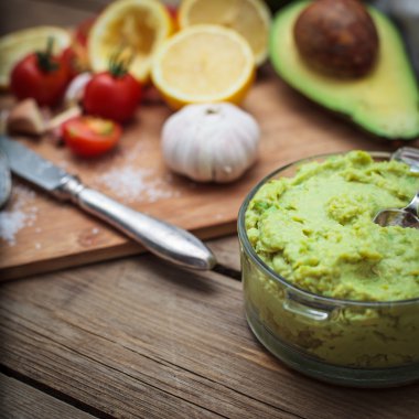 Guacamole onun madde tarafından çevrili ahşap tablo