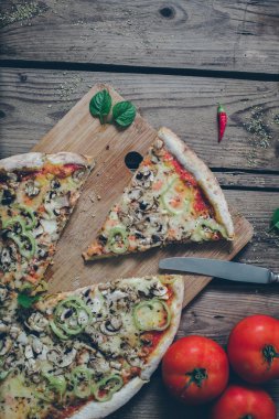 Vejetaryen İtalyan pizza wodden tablo. Retro, vintage filtre.