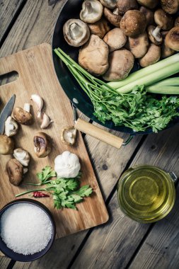 Shitake mantar hazırlamak için yemek wok ve kesme blok 