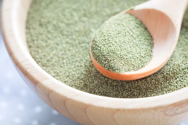 Esmer su yosunu (yosun) yeşil toz healtly superfood 