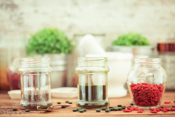 Goji, spirulina ve chia tohumu (superfood) üzerinde ahşap tabe