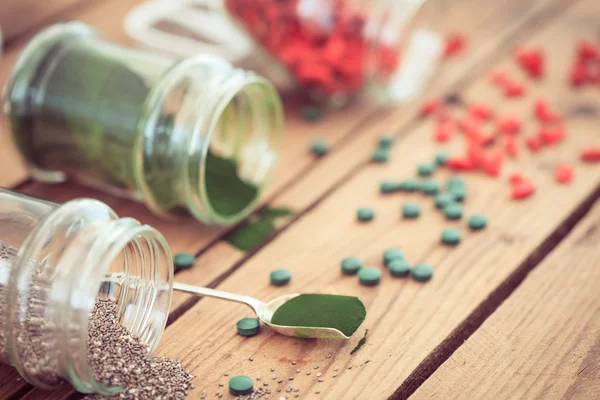 Goji, spirulina ve chia tohumu (superfood) üzerinde ahşap tabe