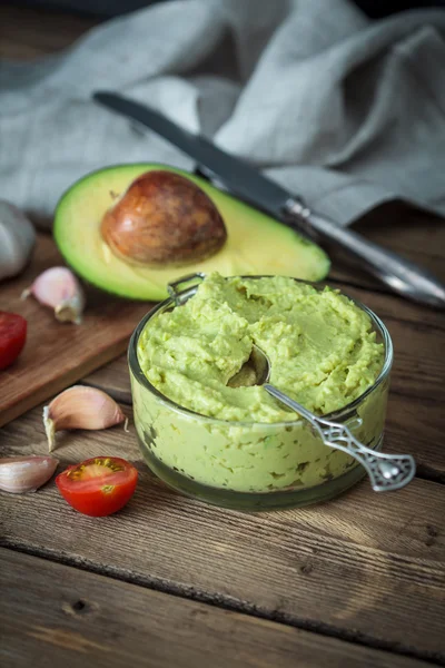 Guacamole di meja kayu dikelilingi oleh bahan — Stok Foto