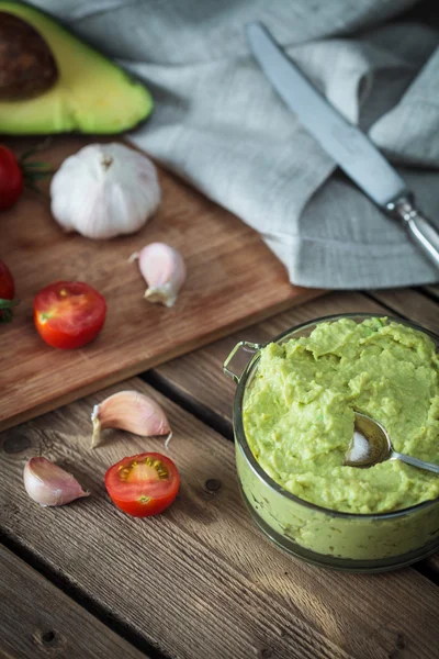 Guacamole di meja kayu dikelilingi oleh bahan — Stok Foto