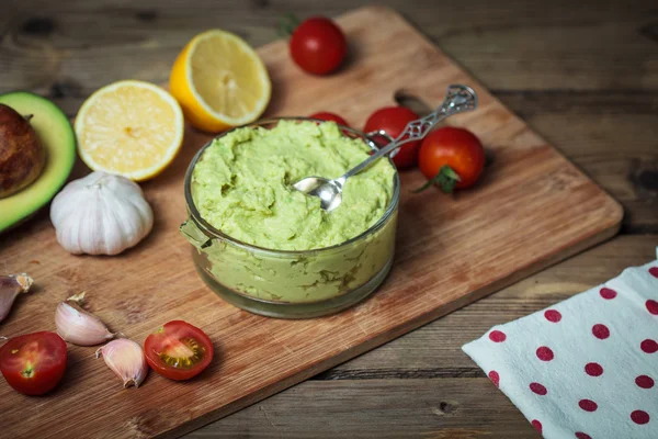 Guacamole di meja kayu dikelilingi oleh bahan — Stok Foto