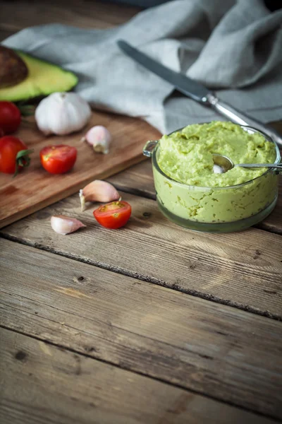 Guacamole di meja kayu dikelilingi oleh bahan — Stok Foto