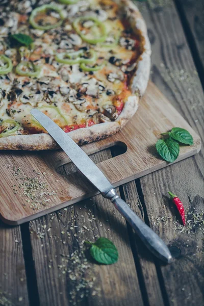 Wodden 테이블에 채식 이탈리아 피자입니다. 레트로, 빈티지 필터. — 스톡 사진