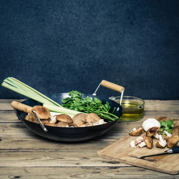 Shitake svamp förbereda för matlagning på wok och huggkubben — Stockfoto