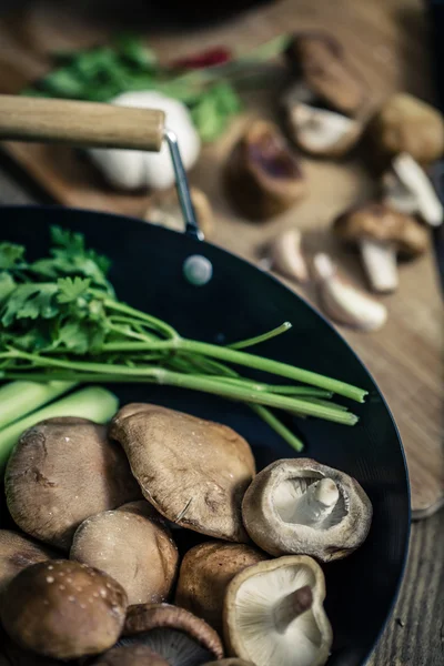 Shitake mushroom prepare for cooking on wok and chopping block — Stock Photo, Image