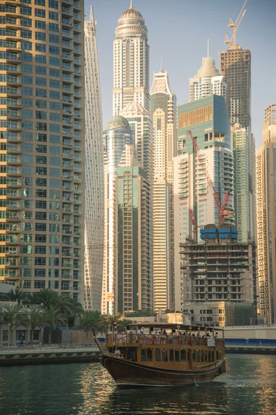 Abra, arab boat on the background of Dubai skyscrapers — Stock Photo, Image