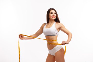 beyaz zemin üzerine sportif kadın