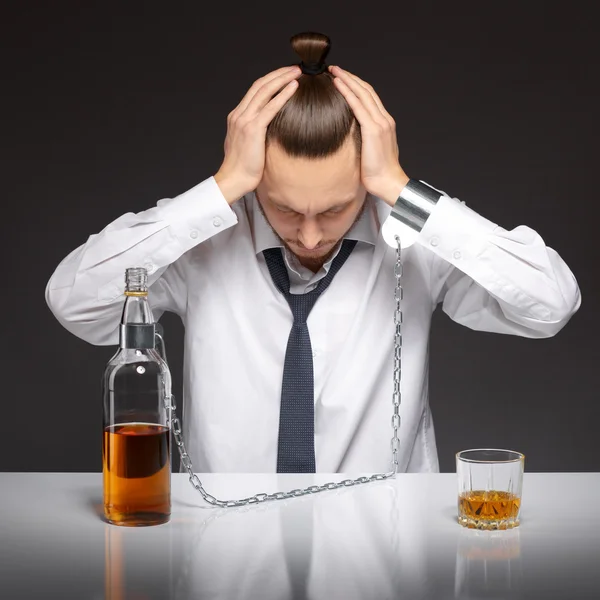 Залежність алкоголю у чоловіків — стокове фото