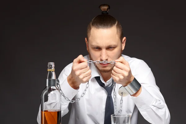 Алкогольная зависимость у мужчин — стоковое фото