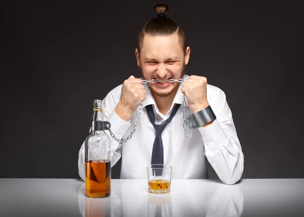 Dependência alcoólica em homens — Fotografia de Stock