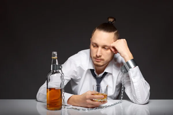 Dependência alcoólica em homens — Fotografia de Stock