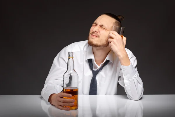 남성에서 알코올 의존 — 스톡 사진