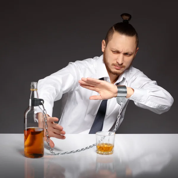 Dependência alcoólica em homens — Fotografia de Stock