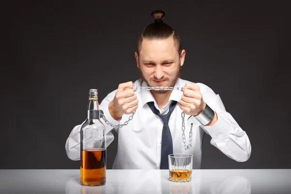 Алкогольная зависимость у мужчин — стоковое фото