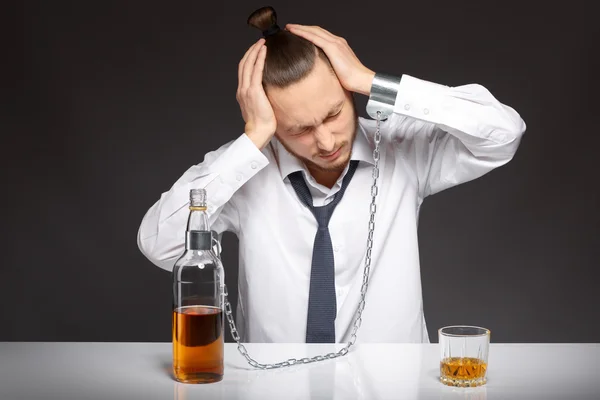 La dependencia del alcohol en los hombres — Foto de Stock