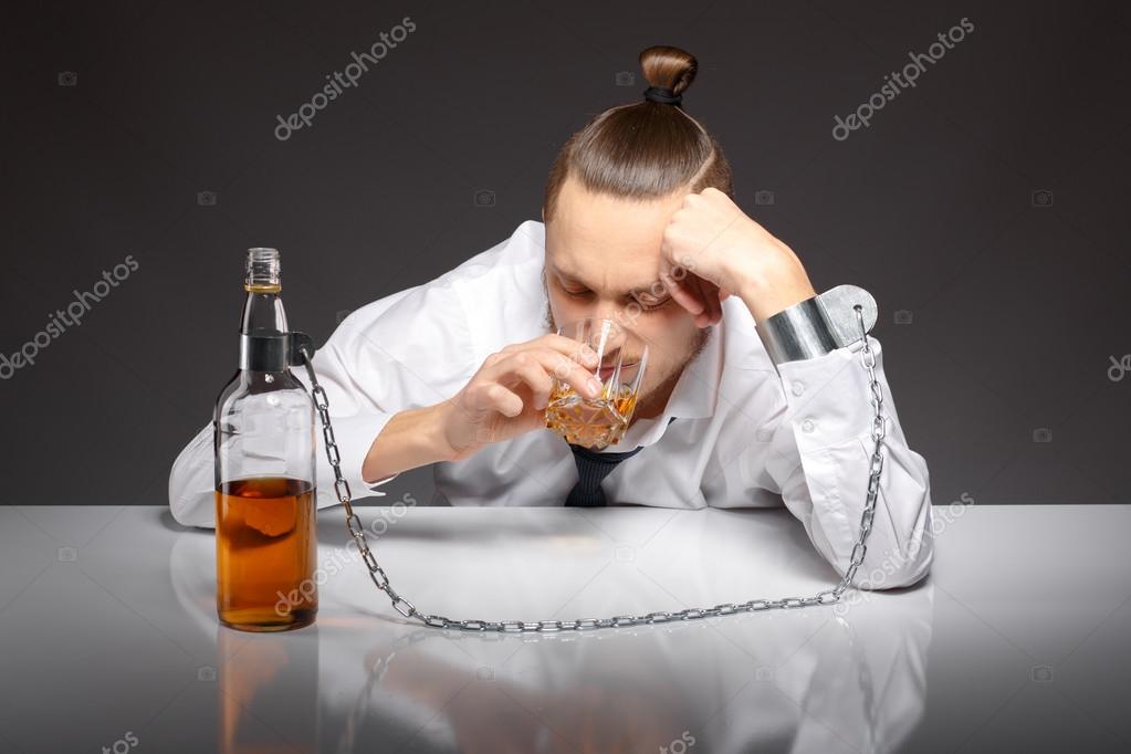 Alcoholverslaving bij mannen — Stockfoto © lyashik 101639376
