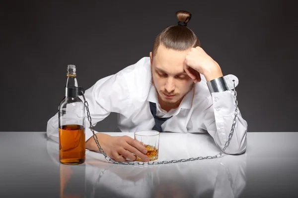 La dependencia del alcohol en los hombres — Foto de Stock