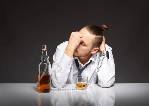 Závislost na alkoholu u mužů — Stock fotografie