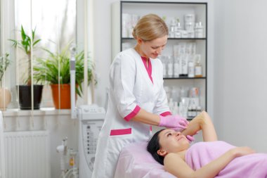 Sugaring: liquate şeker epilasyon