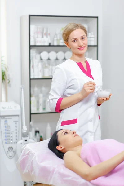 Young woman beautician is doing the cleaning procedure — Stock Photo, Image