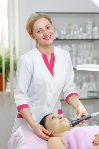 Молодая женщина косметолог делает процедуру очистки — стоковое фото