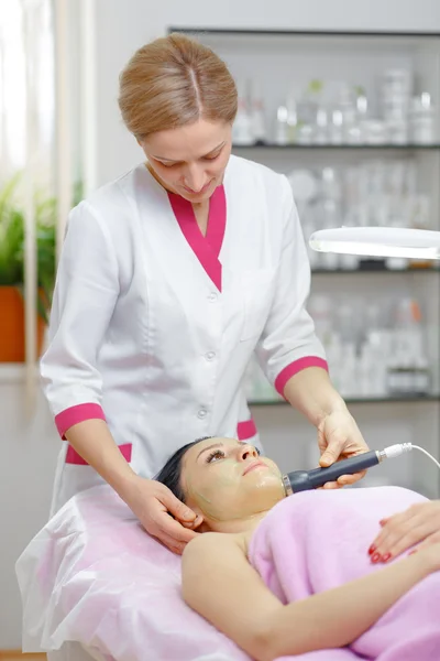 Giovane bella donna con i capelli scuri ottiene la procedura nel salone di bellezza — Foto Stock