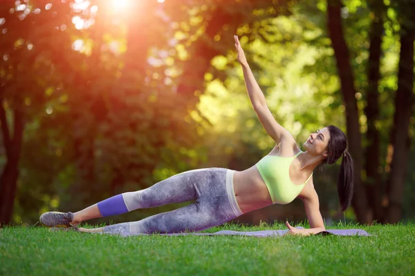 Žena, která dělá fitness cvičení v parku — Stock fotografie