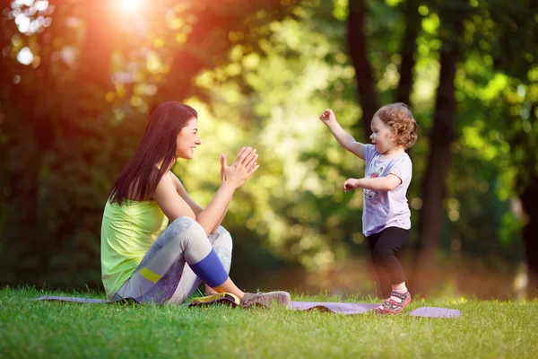 Jeune fille sportive avec enfant — Photo