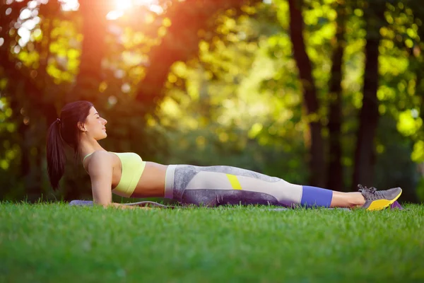 Mujer haciendo ejercicios de fitness en el parque —  Fotos de Stock