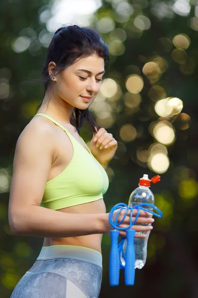 Fitness kadın bir atlama ip ile — Stok fotoğraf