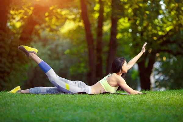 Frau macht Fitnessübungen im Park — Stockfoto