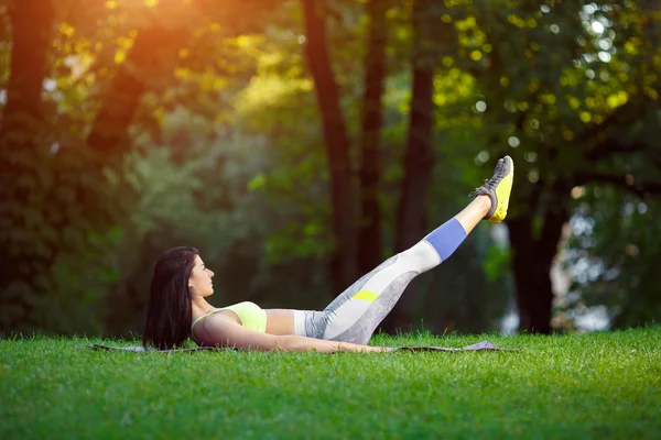 Kobieta robi ćwiczenia fitness w parku — Zdjęcie stockowe