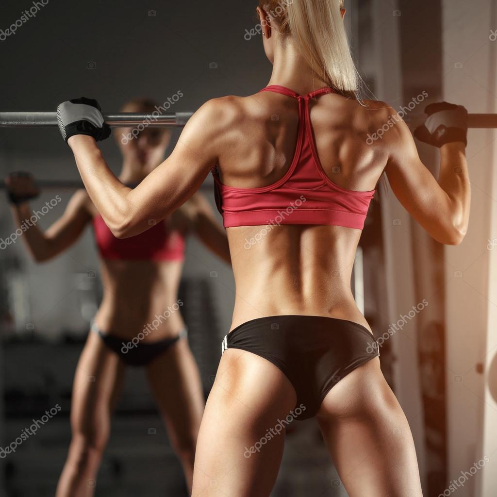 Femme de fitness dans la salle de gym. image libre de droit par lyashik