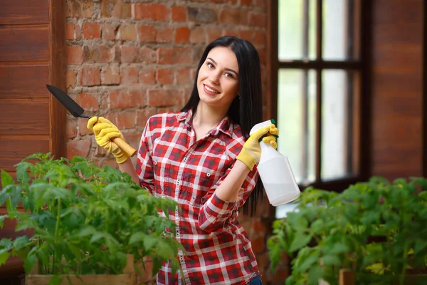 Çekici bir genç kadın Bahçe portresi