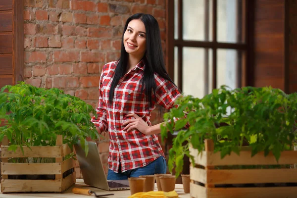 Ritratto di un affascinante giovane giardinaggio femminile — Foto Stock