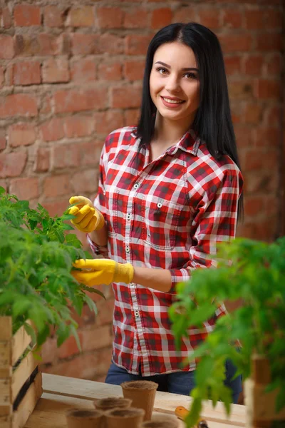 Portrait d'une charmante jeune femme jardinage — Photo