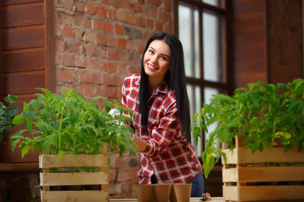 Retrato de uma encantadora jovem jardinagem feminina — Fotografia de Stock