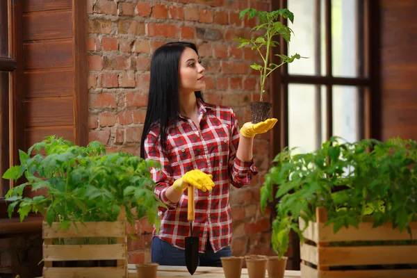 Portrait d'une charmante jeune femme jardinage — Photo