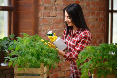 Çekici bir genç kadın Bahçe portresi