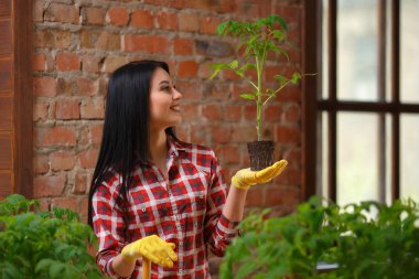 Çekici bir genç kadın Bahçe portresi